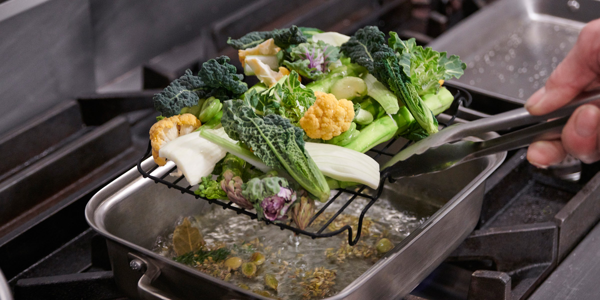 シンプルな蒸し野菜をごちそうに変えるテクニック。野菜は、蒸し水を沸騰させてハーブの香りを立たせてから蒸し器に入れます。