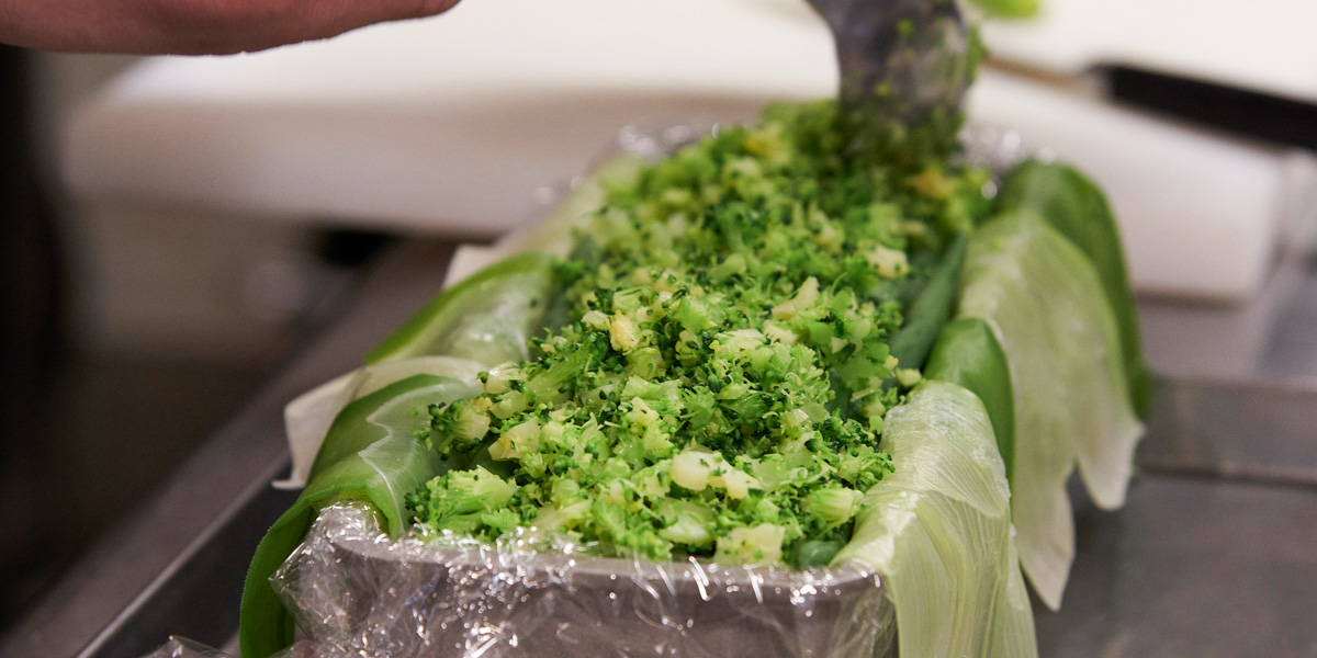 「ホタテと春野菜のテリーヌ」の作り方。全体をプレスして作るテリーヌでは、ゼリー液を控えめにして野菜をぎっしり詰めることがポイント。
