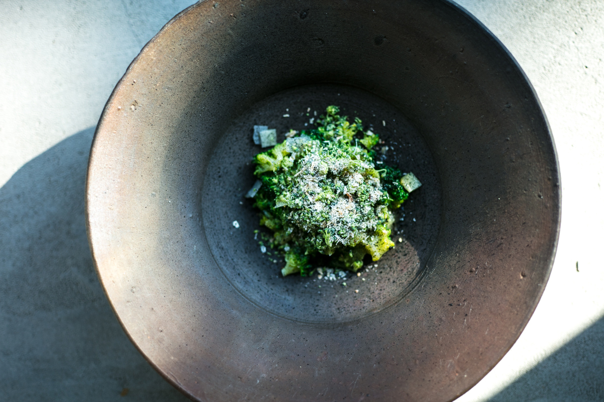 発酵したグリーンピースジュースに漬けたブロッコリー、ブロッコリーの茎のピクルス、もろみ漬けのホタテ貝柱に、ハマグリのパウダーをかけた「Broccoli」